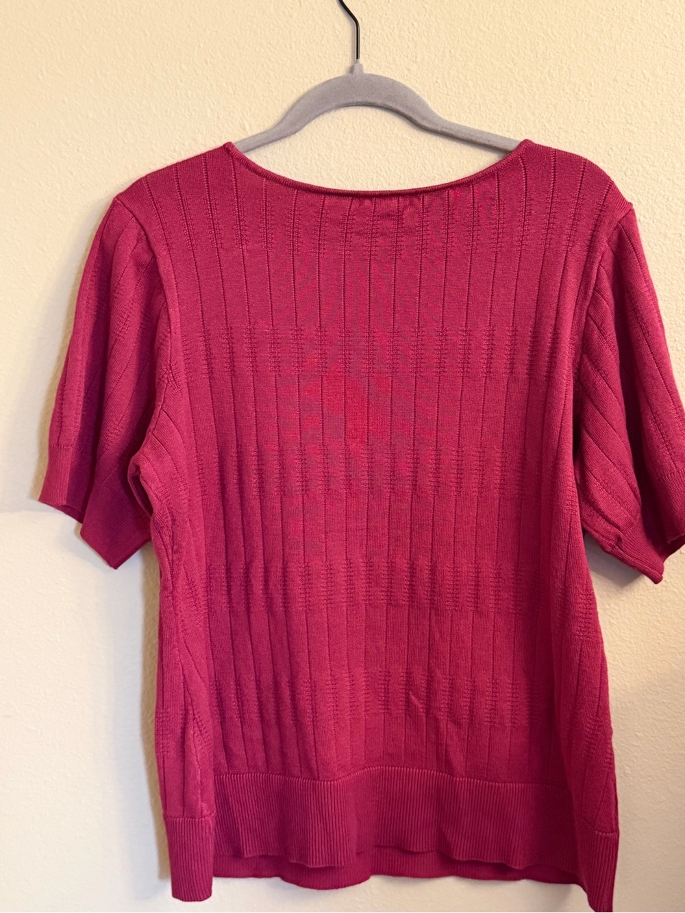 Maurices Raspberry Ribbed V-Neck Short Sleeve Top with Ruched Detail - Picture 2 of 6